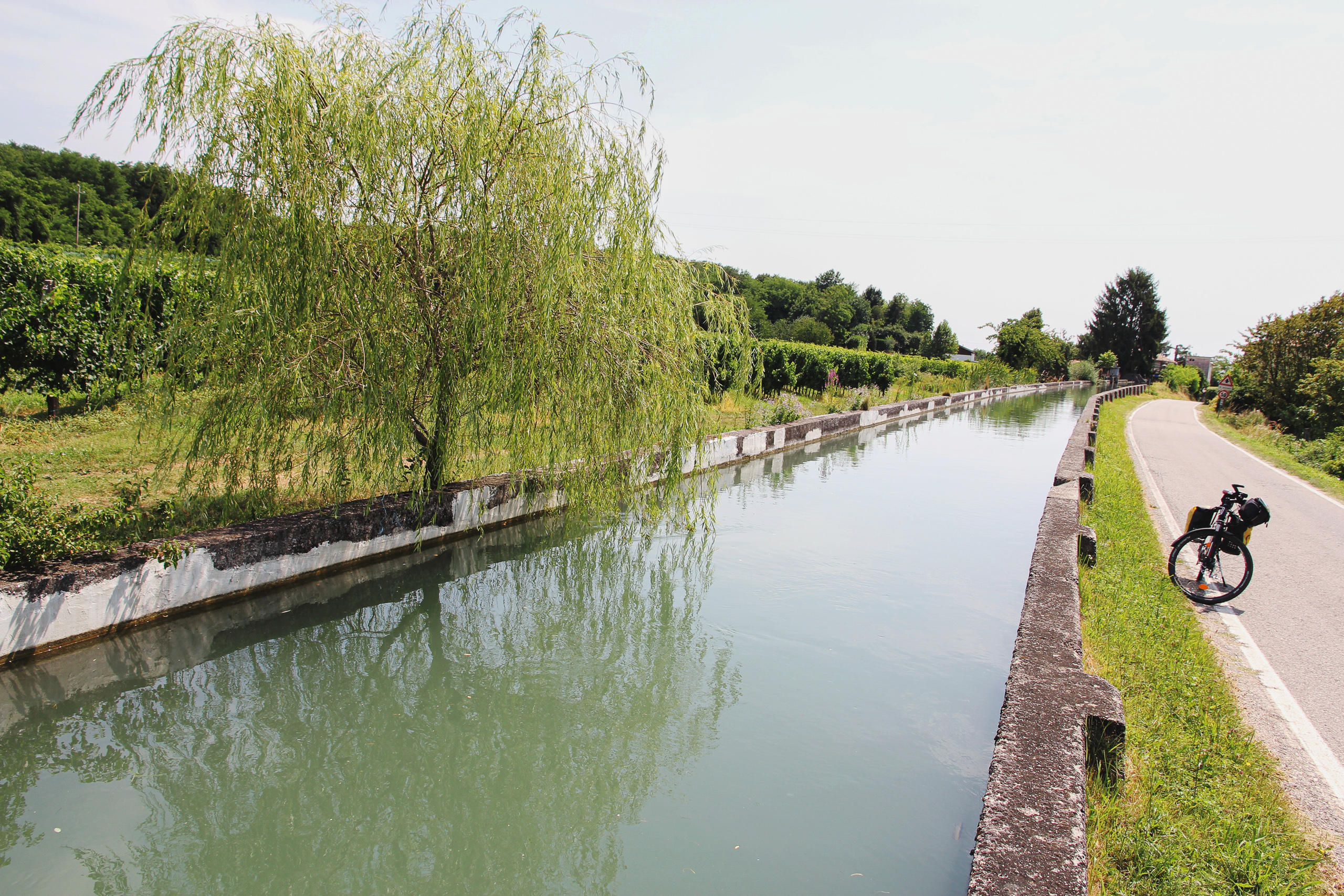 Kilometerweit eben am Kanal entlang, kurzer Halt bei der Trauerweide